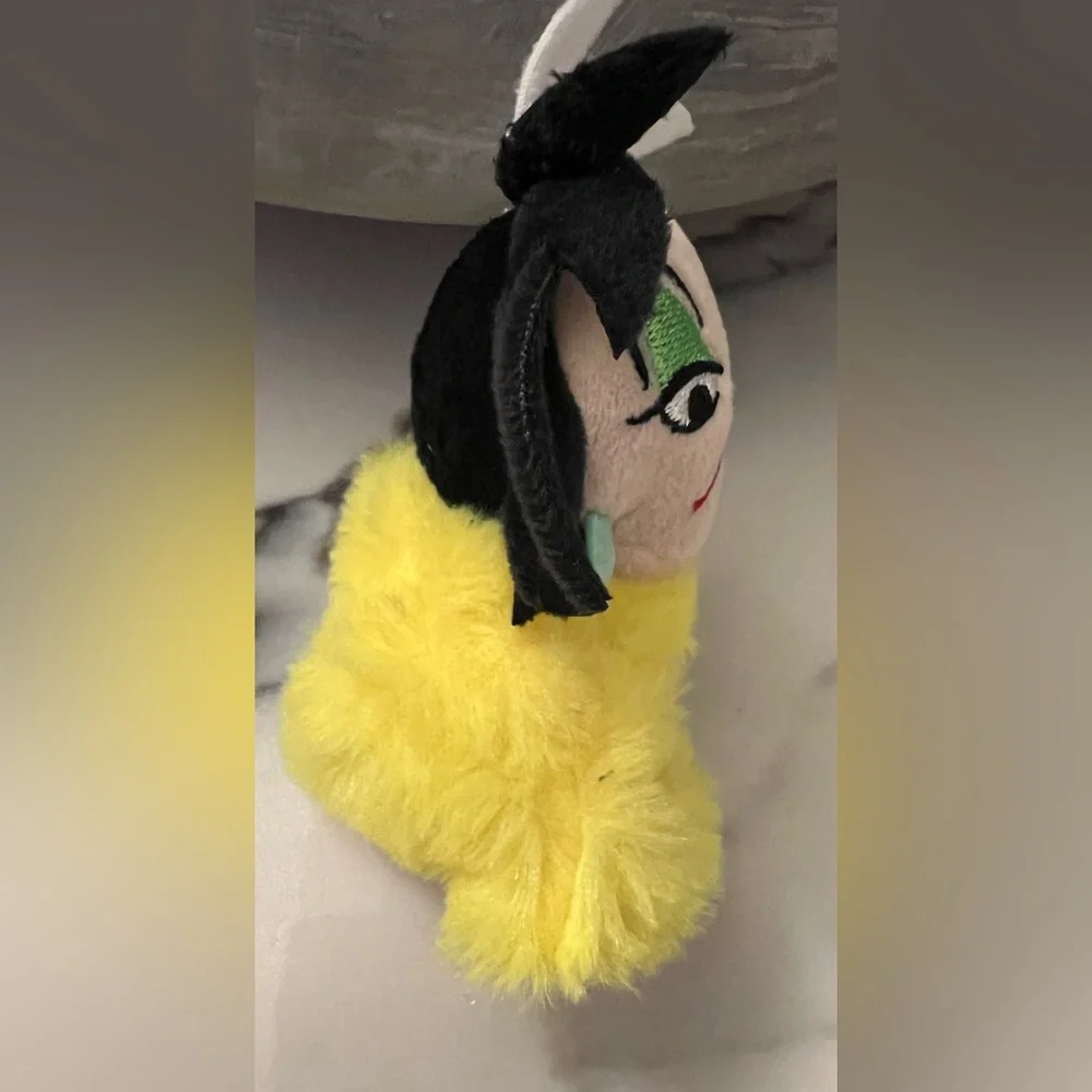 Disney 101 Dalmatians Villains Cutie SnapCuff Plush Cruella DeVille Yellow/Black